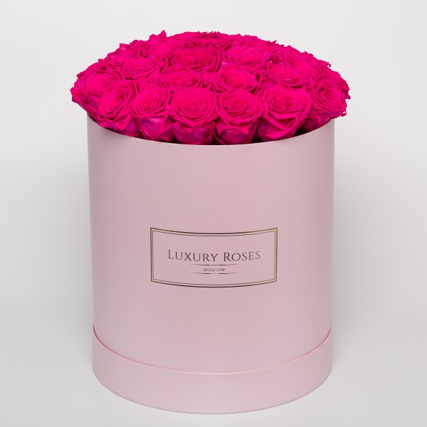Luxury rose. Ярко розовая шляпная коробка. Букеты в коробке цвета фуксии. Фуксия шляпная коробка.