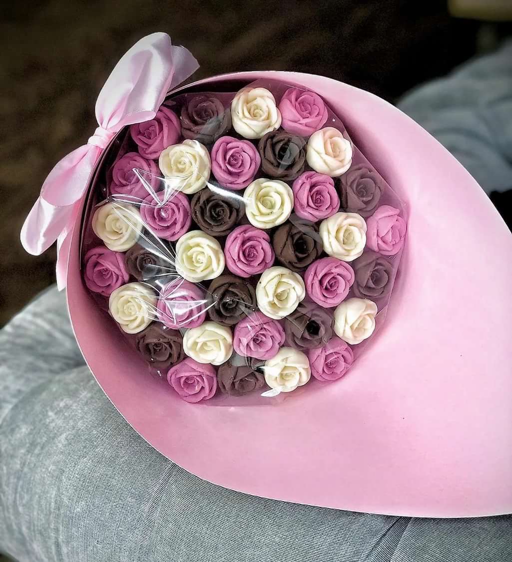 Букет 37 роз. Букет из шоколадных цветов. Букет из шоколадных роз. Цветы из шоколада букет. Свадебный букет из шоколадных роз.